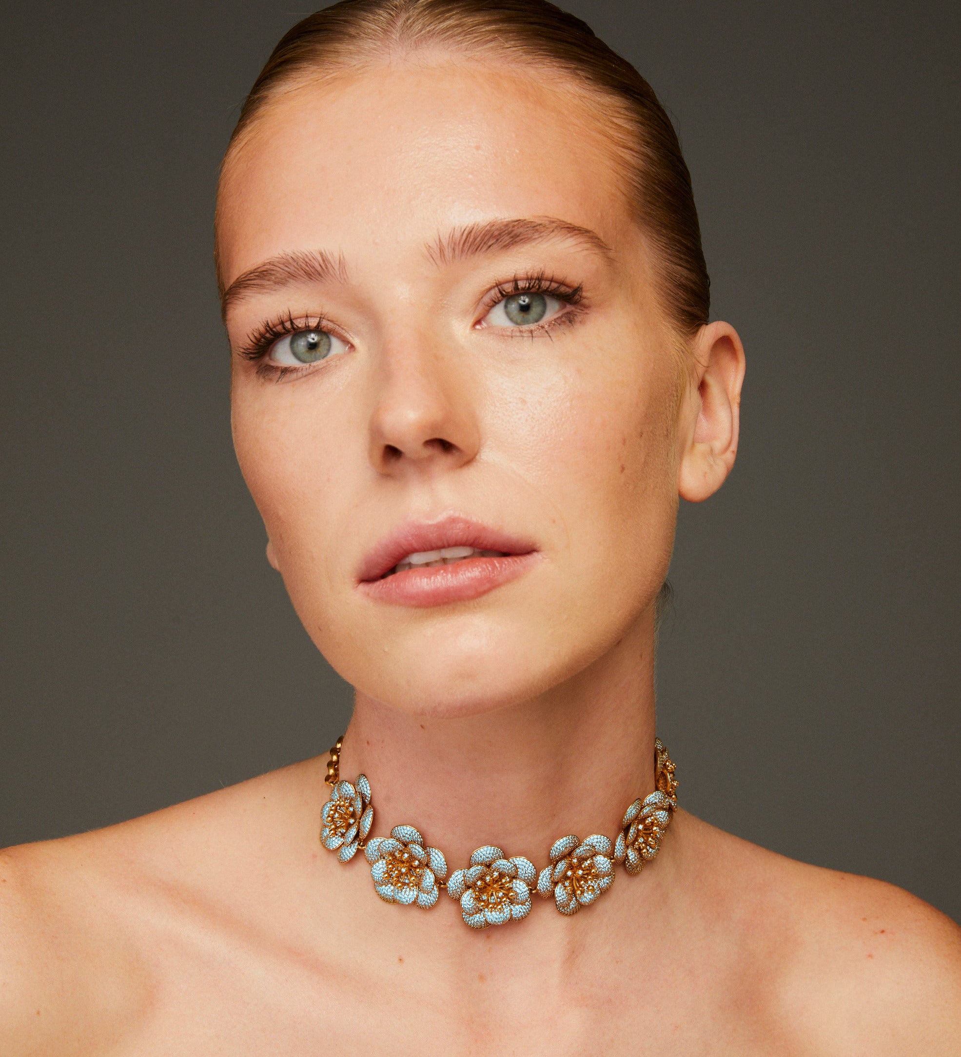 CARNATION CHOKER